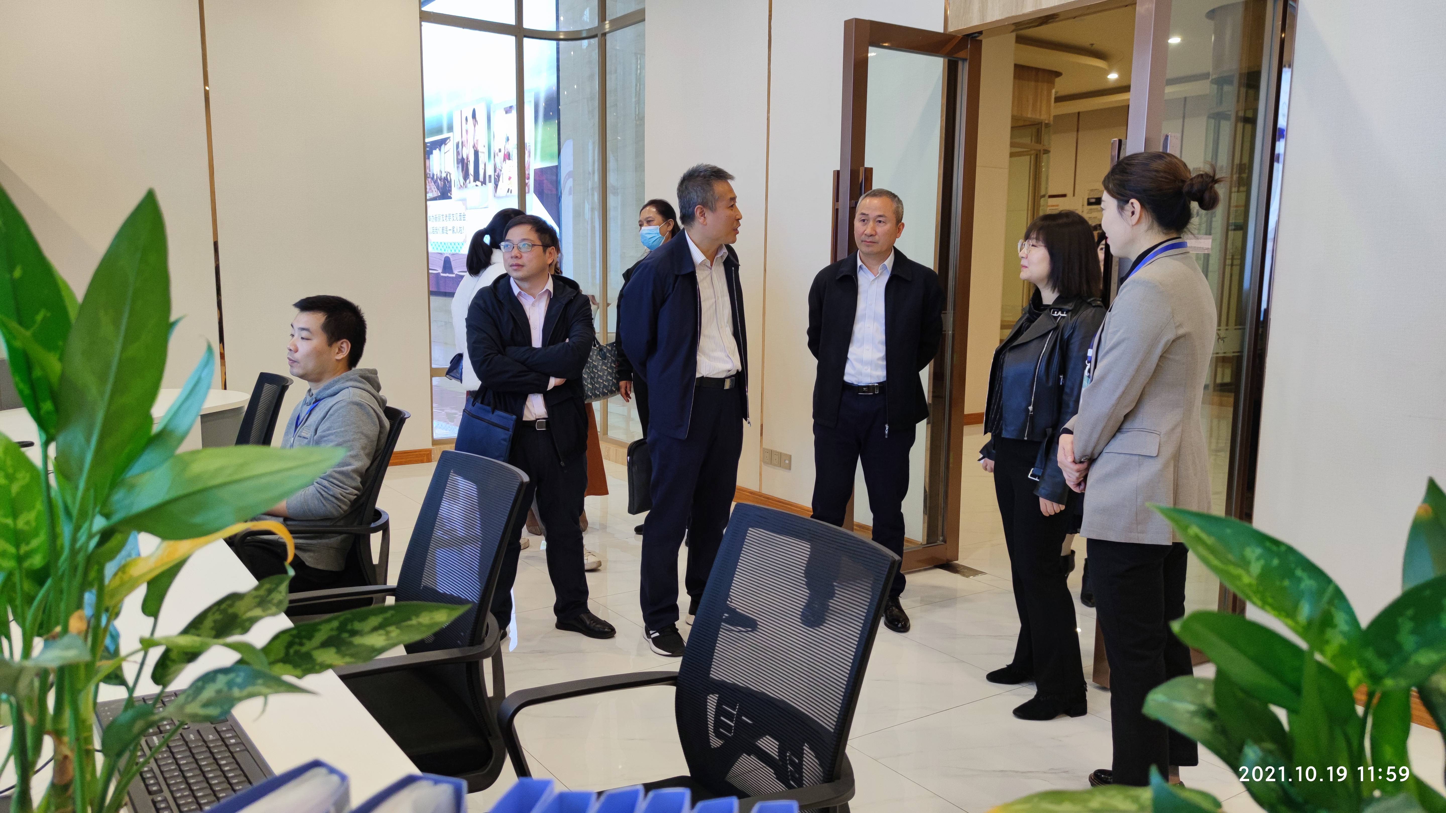 市財(cái)政局、民政局領(lǐng)導(dǎo)到春江酒城嘉苑視察瀘州智慧養(yǎng)老服務(wù)平臺(tái) 