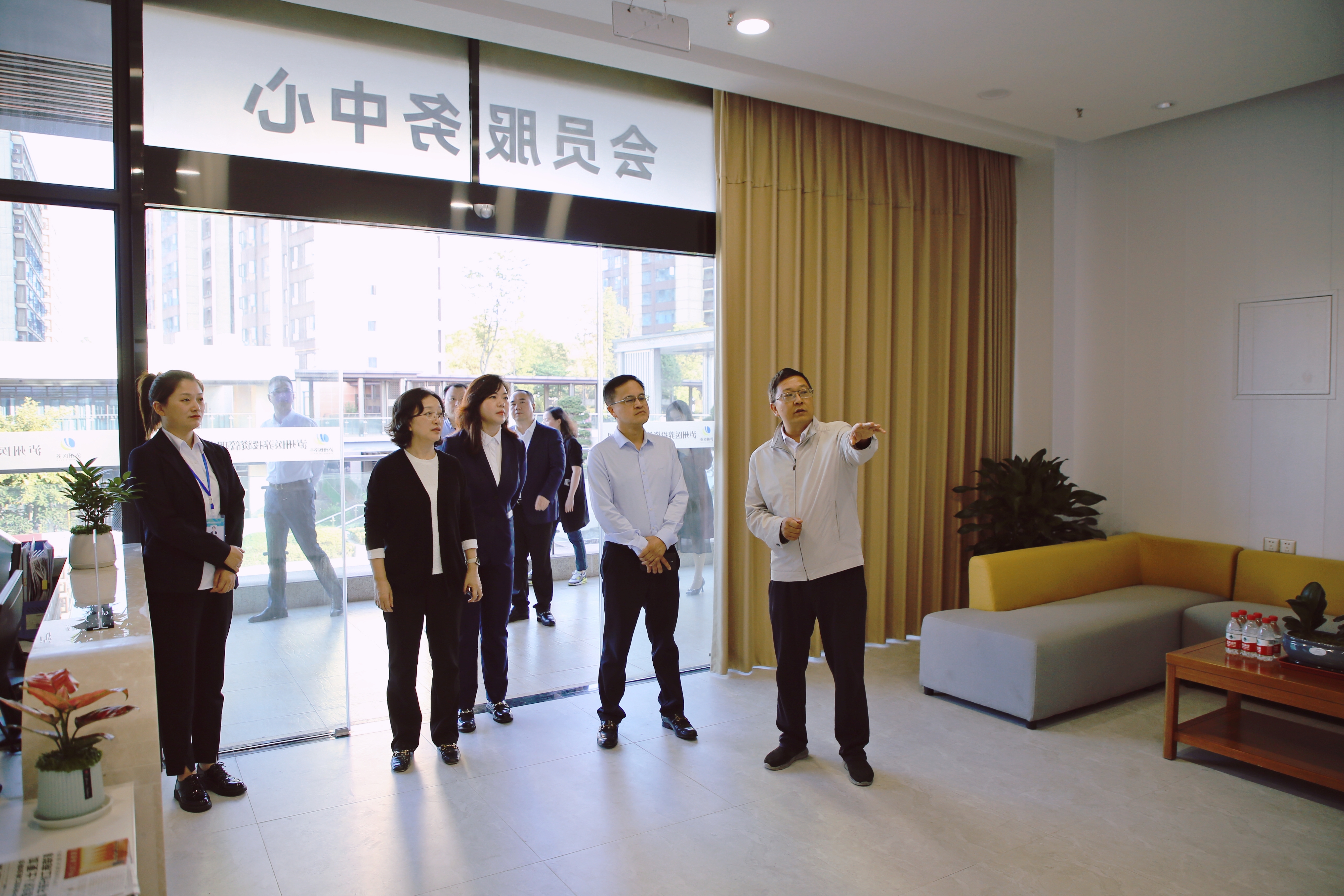 發(fā)展控股集團總經理羅火明率隊調研西南醫(yī)投集團
